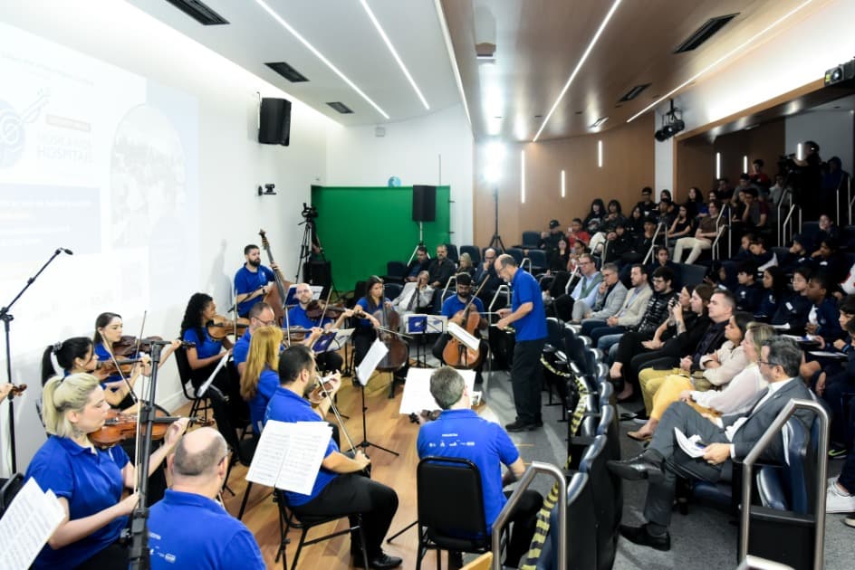 Grupo da ADEVA em apresentação de orquestra