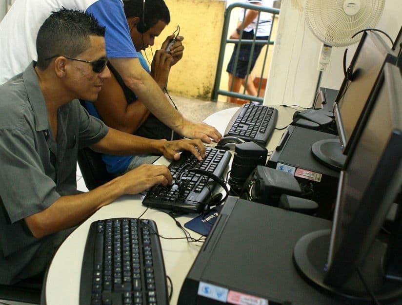 Homem com deficiência visual navegando na internet