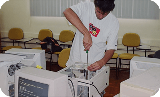 Pessoa com deficiência visual em sala de aula da ADEVA