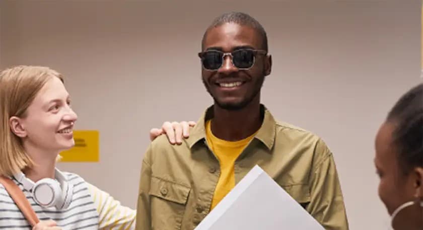 Pessoa com deficiência visual trabalhando em computador adaptado