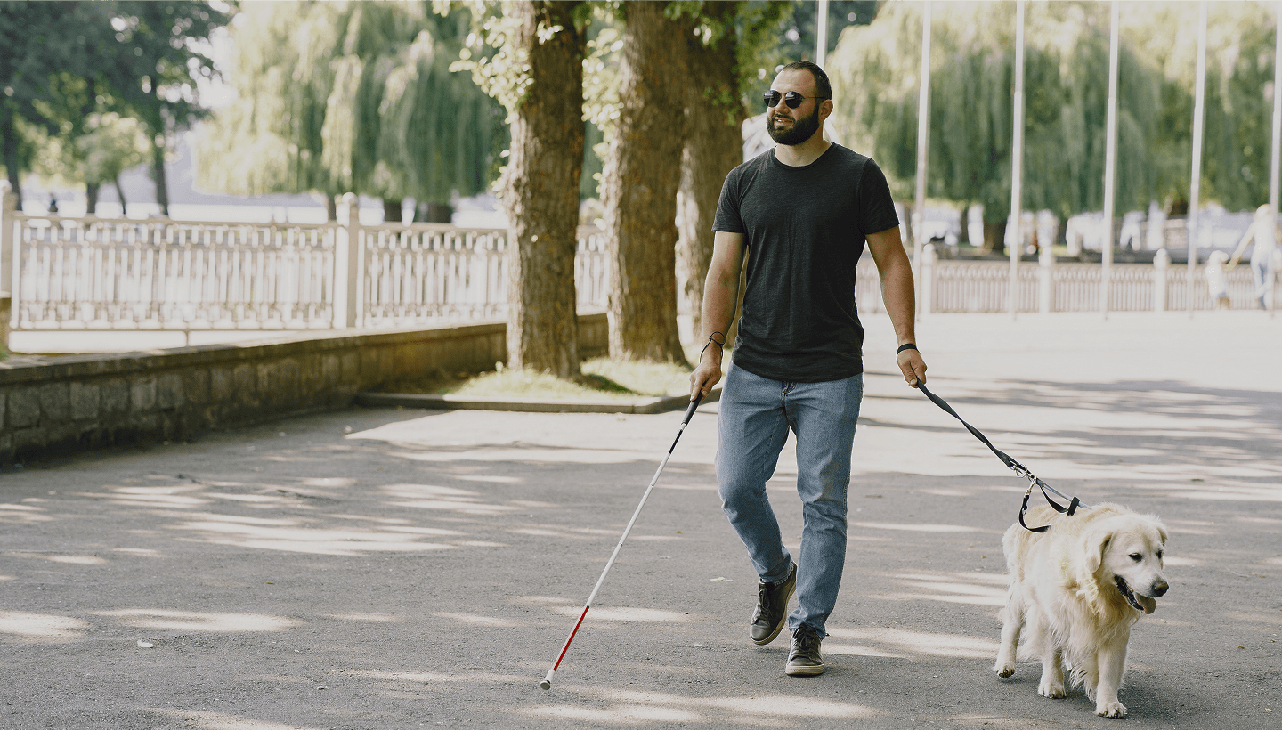 Foto de um homem cego com cão guia